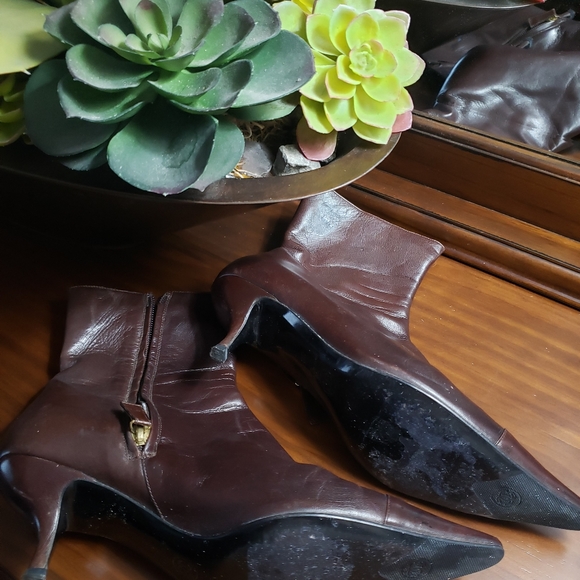 Chanel boots Brown size 7.5 in good condition. There is a nick on the left heel. - Picture 7 of 9